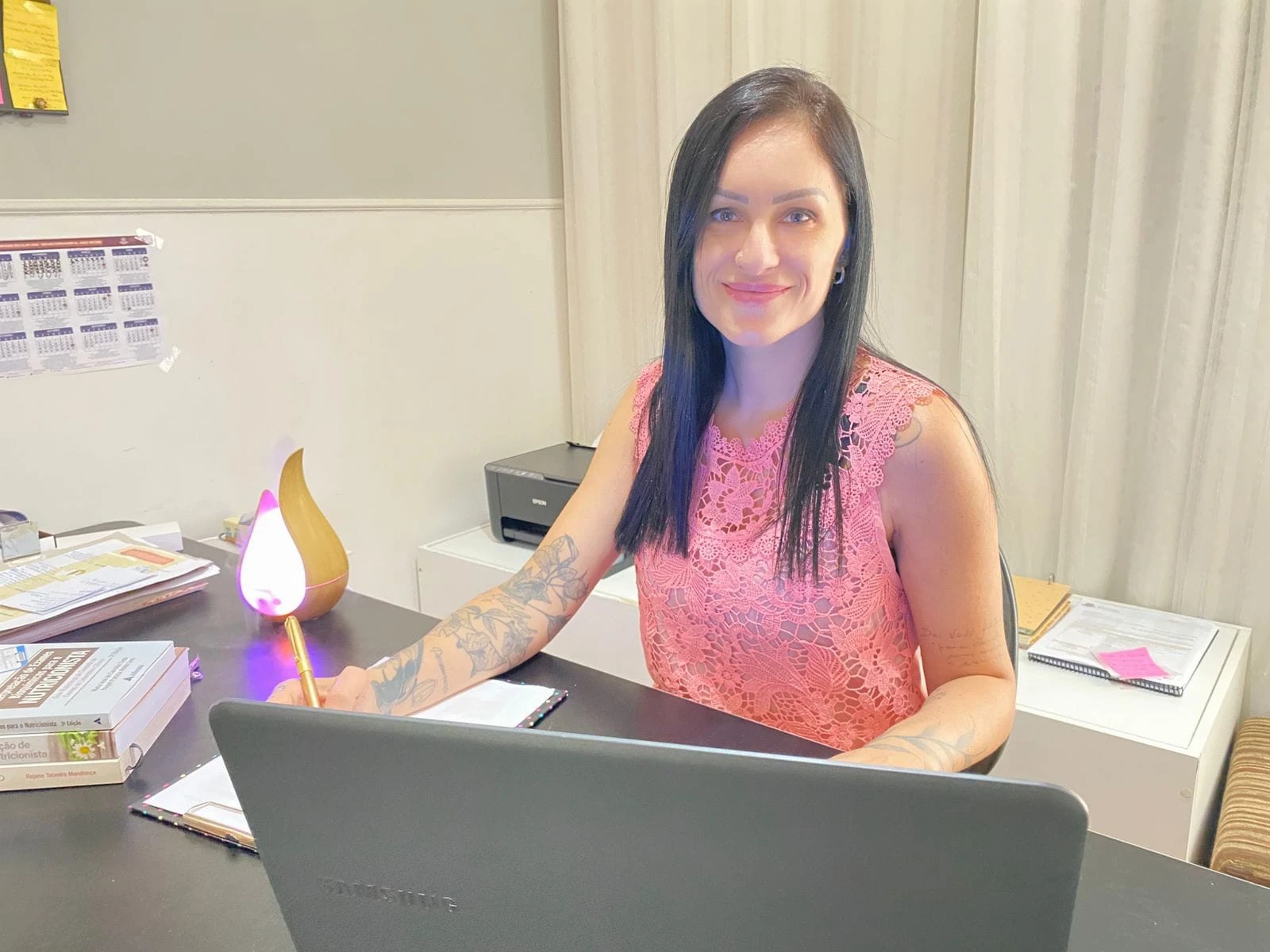 Dra. Camila Coutinho no consultório